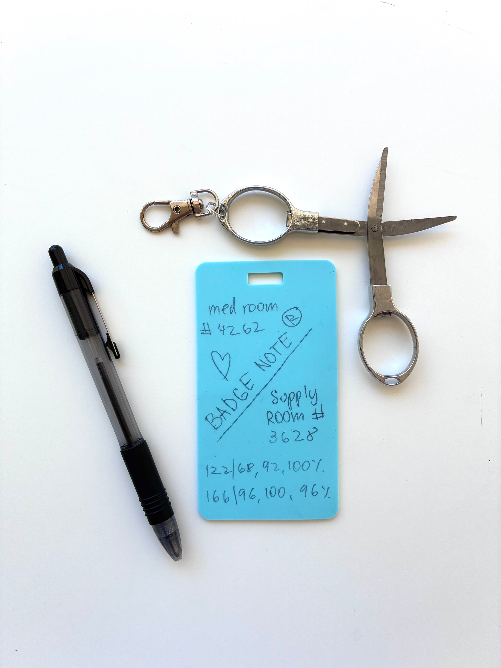 Bundle Vertical set BADGE NOTE®, ballpoint pen, mini scissors. www.badgenote.com